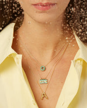 画像をギャラリービューアに読み込む, 複数の種類の金のネックレスをつけた女性
