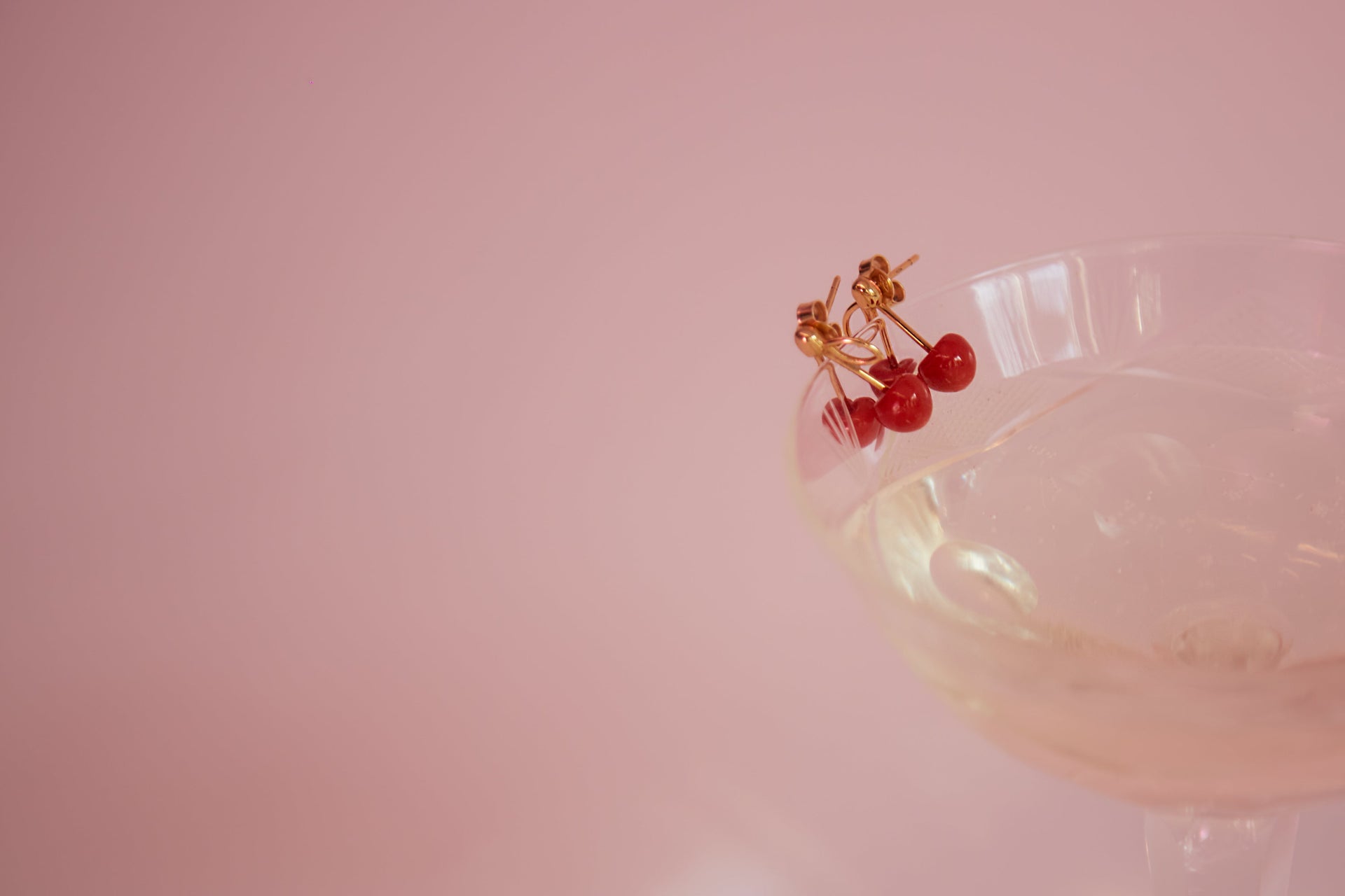 サクランボの金のピアス