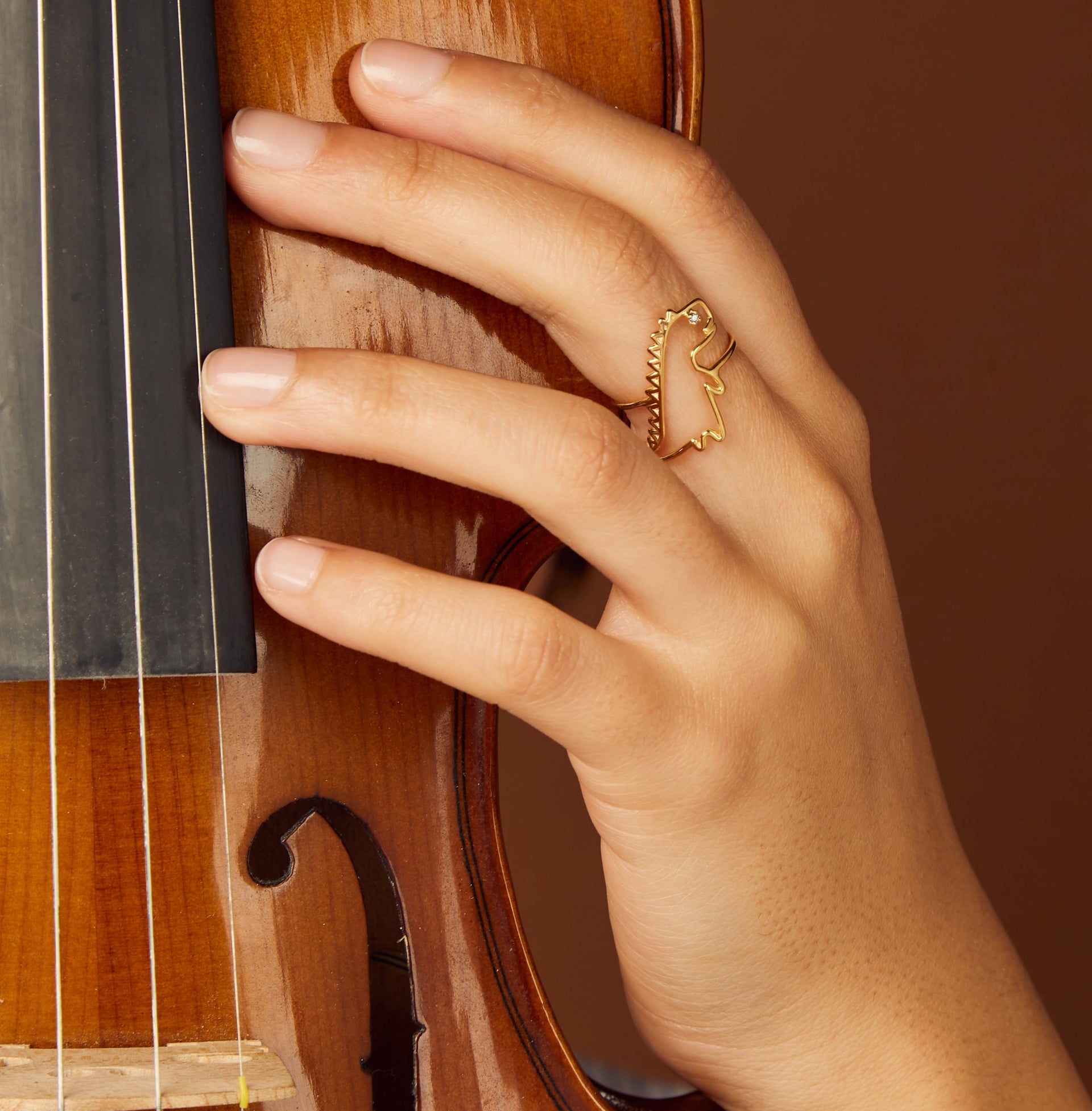 ダイヤモンドのついた恐竜の金の指輪